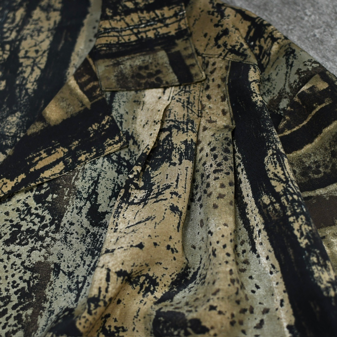 design pattern open collar shirt