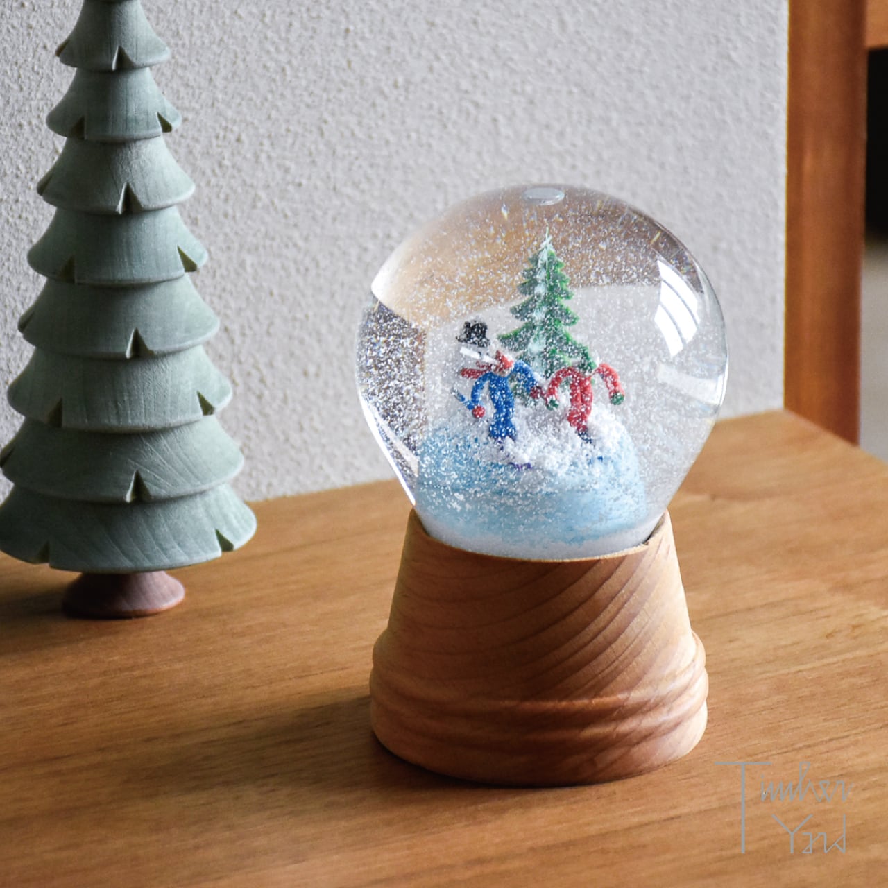 ONLINE限定】スノードーム / スキーヤーと雪だるま / 木製台座 / Φ8cm