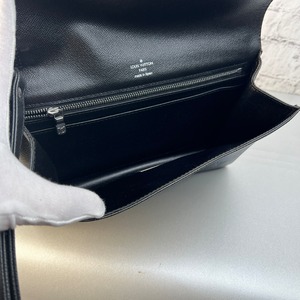 LOUIS VUITTON ルイヴィトン  タイガ レザー ハンドバッグ ブラック A-10535