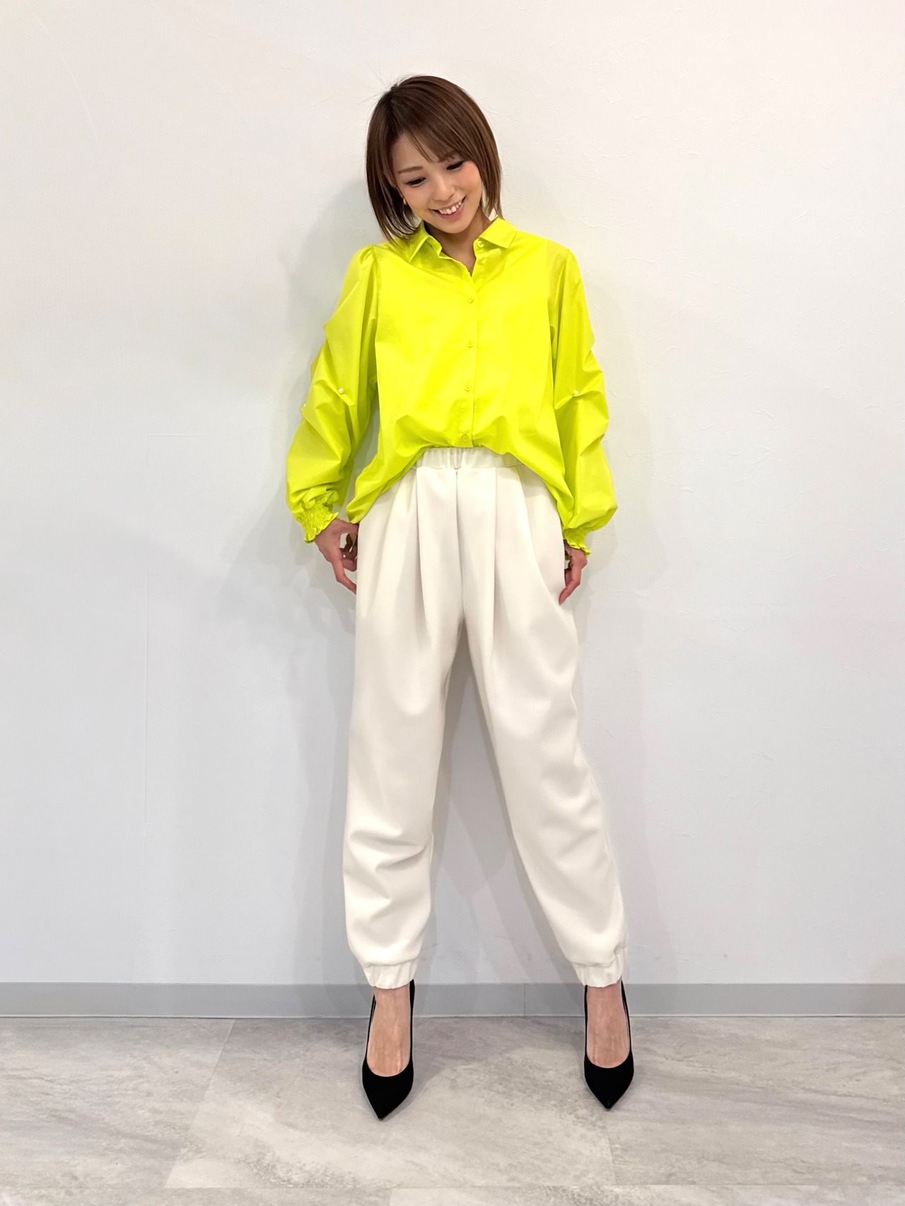袖タックパール付ブラウス