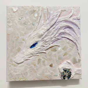 弥生祭り2026限定】シェルの煌めきと虹色の波動。癒やしの立体白龍神 — ビーズの宝玉（15cm正方形）