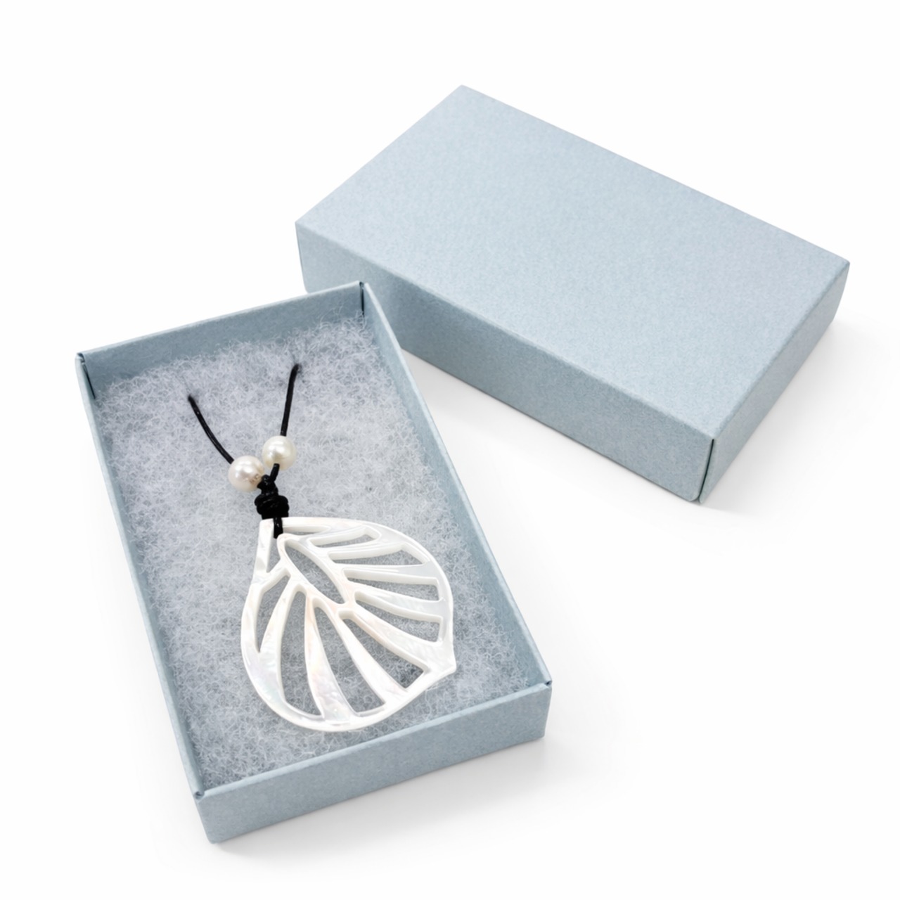 白蝶貝リーフペンダントネックレス｜あこや真珠5.5mm×2粒 レザー紐60cm シェルアクセサリー