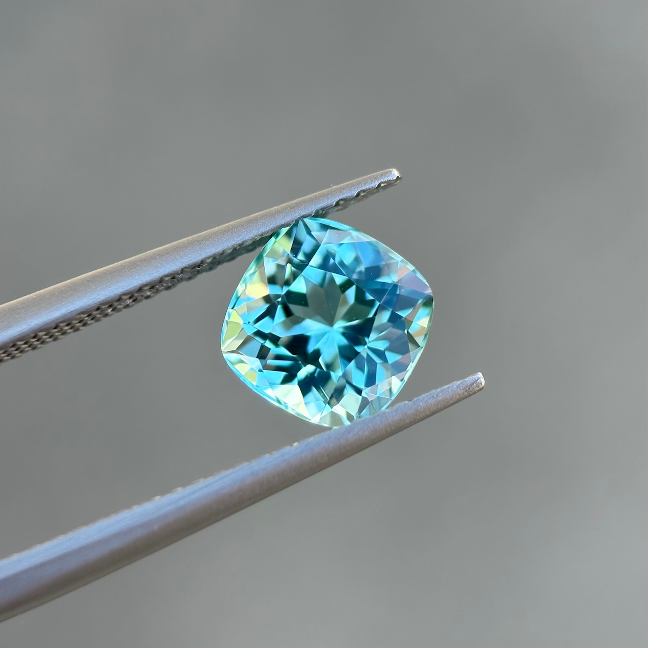 シーフォームブルートルマリン 7.4x7.4mm, 1.92ct, アフガニスタン産