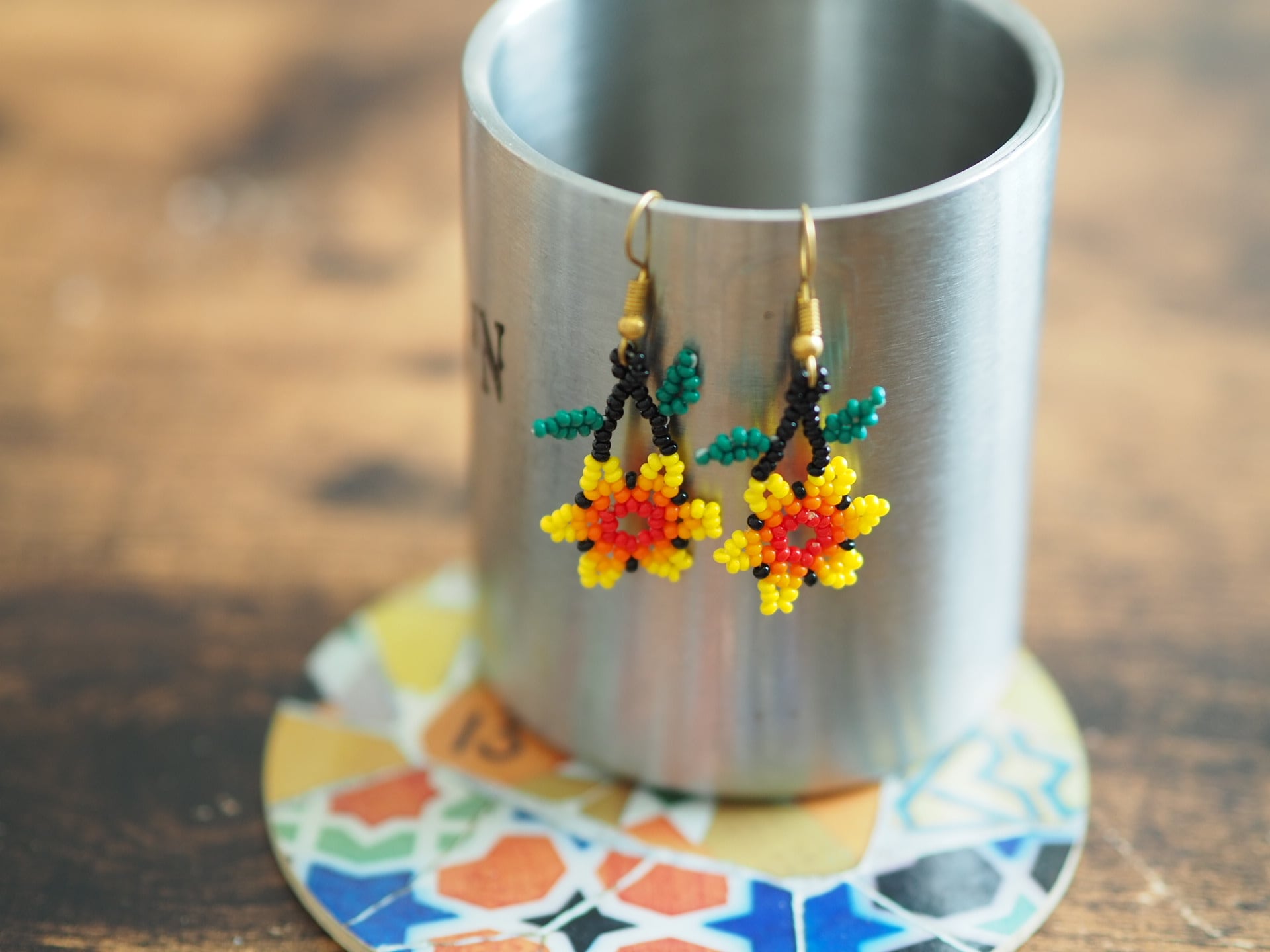 ピアス/イヤリング】葉っぱのついたお花のピアス 全5色 | Caracol