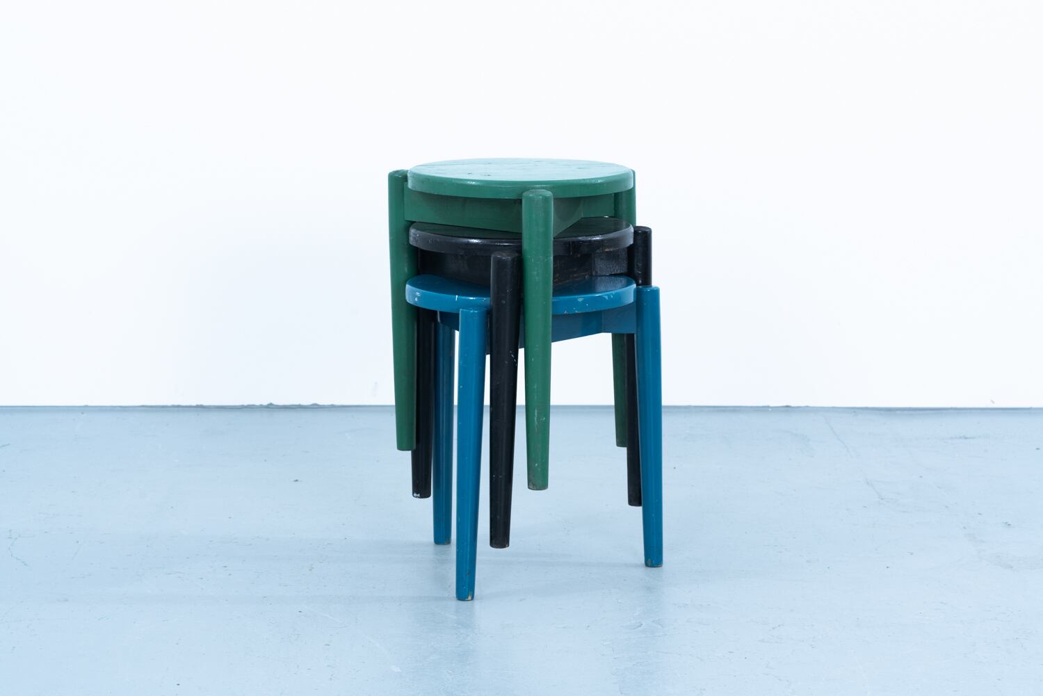 Ilmari Tapiovaara | 3-Leggd stool blue paint | kaikki gallery