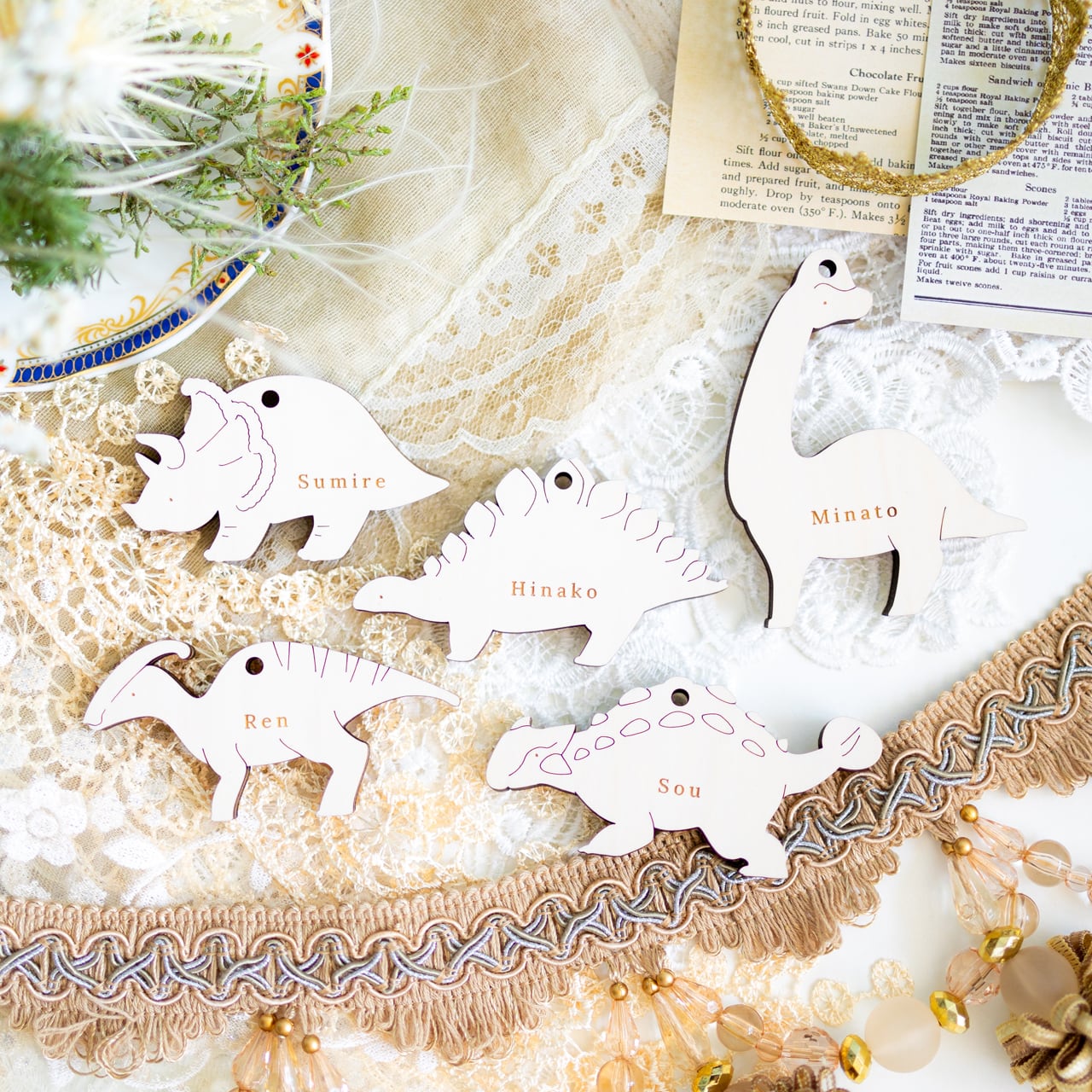 2点セット〉恐竜⌇子供席札・チャーム・タグ, 名入れ, 木製「Herbivore