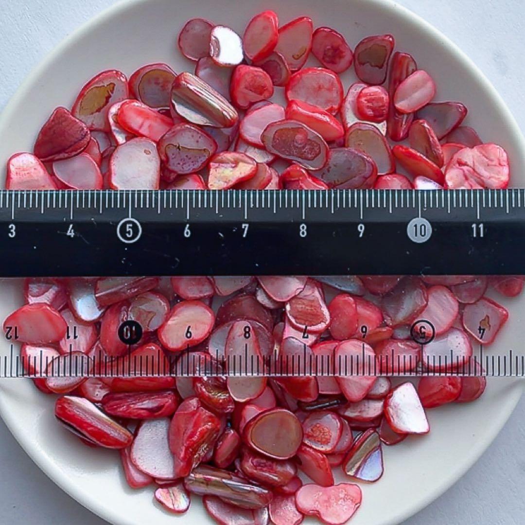 赤く輝く天然貝殻 染色シェルさざれ石 50g | NaNaLaオルゴナイト