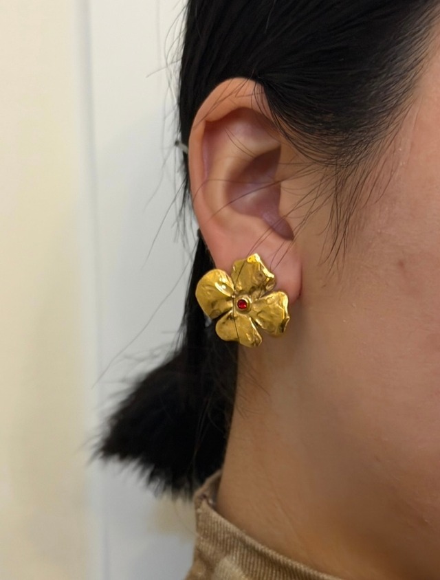 YSL / vintage gold flower earring.(o)