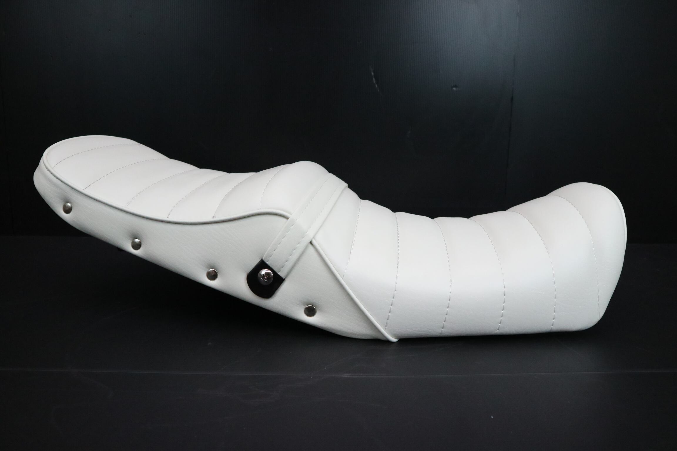 xjr400r タックロール 白 Amazon | XJR400 前期 タックロール シート 白 レザー 鋲