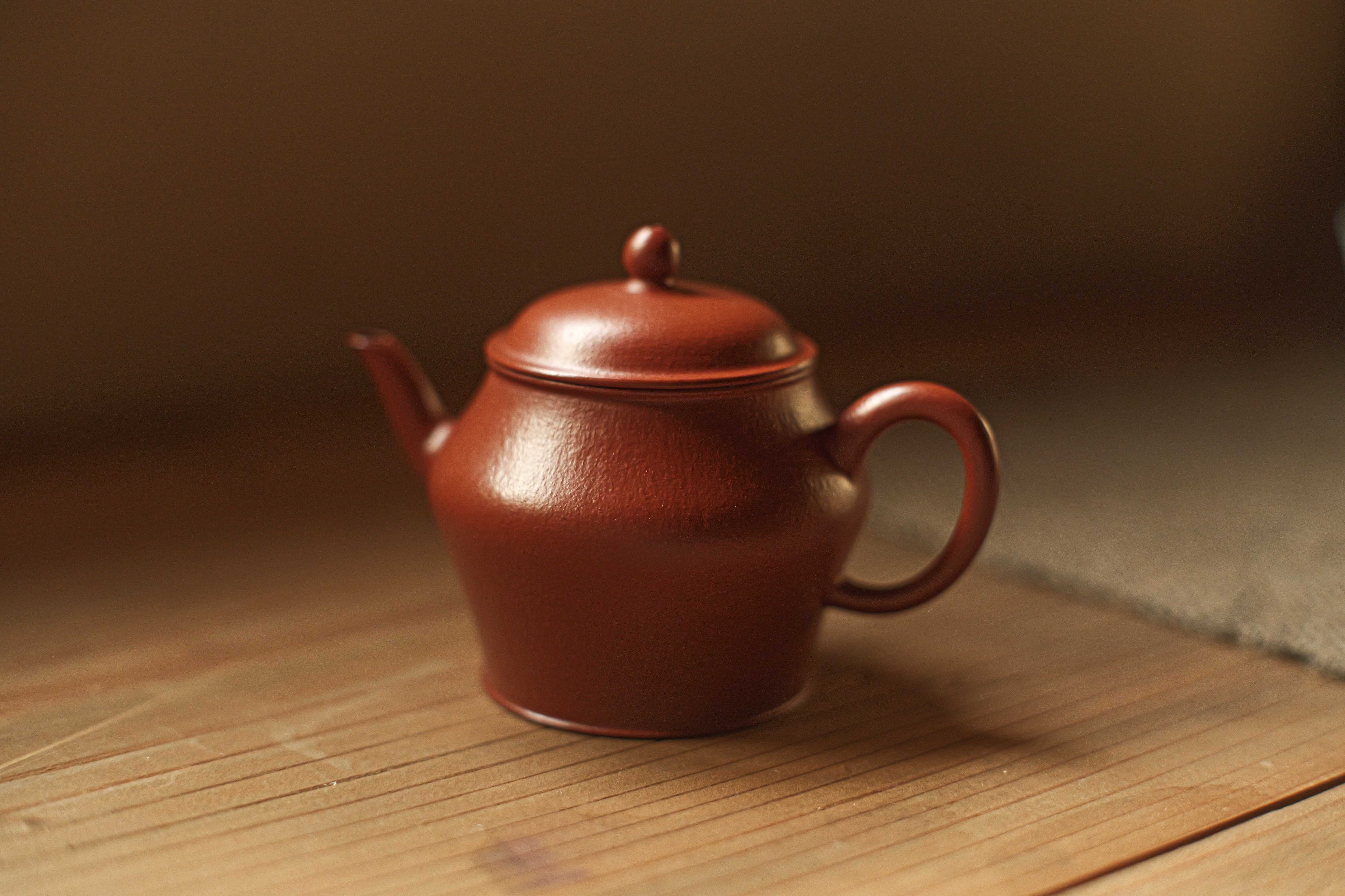 宜興紫砂壺「甕形」（満水約105cc・全手工）・老朱泥（奉燕綺