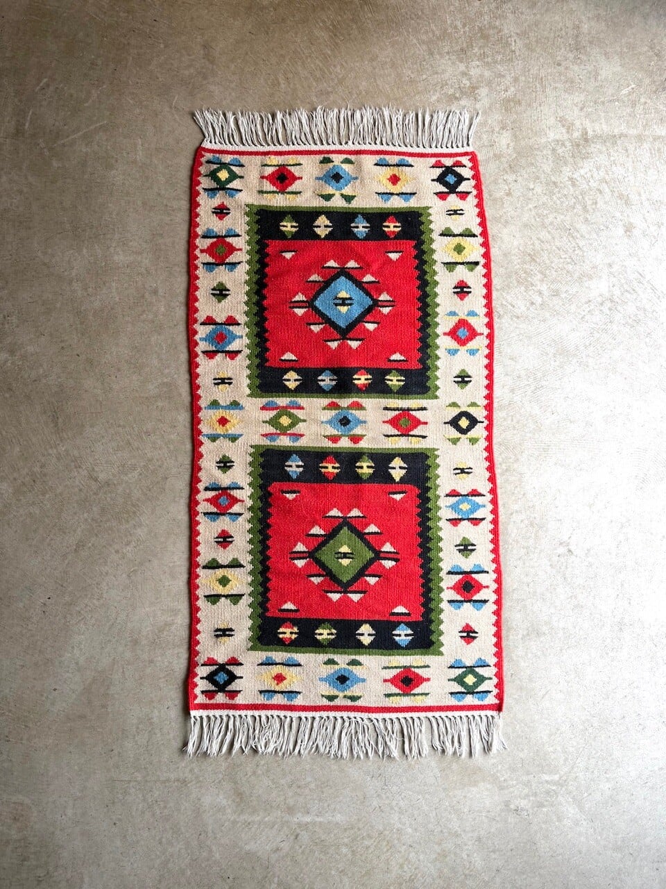 GEOMETRIC PATTERN AREA RUG