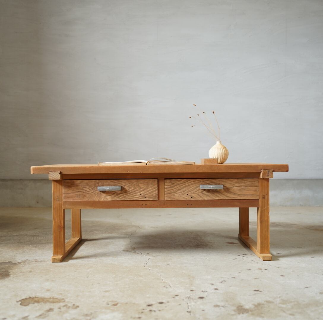 ナチュラルな木味のコーヒーテーブル