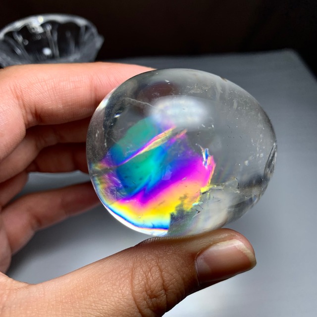 5.虹たま☆透明度高く大きい水晶たまご・可愛い台座付き