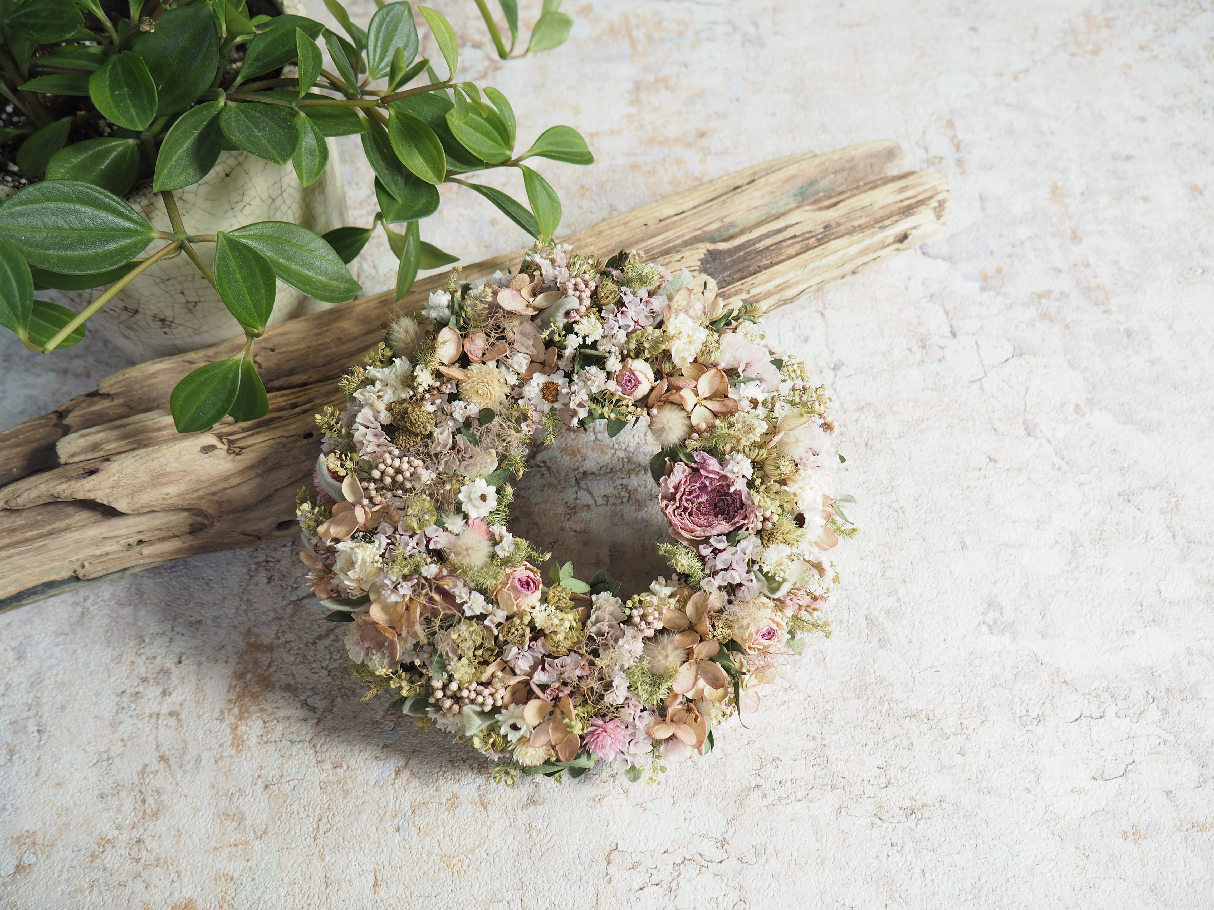 リースにもなるドライフラワーの花冠