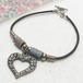 ハートのチャームの黒い皮ひもブレスレット　コスチュームジュエリーのセール通販 10345BR