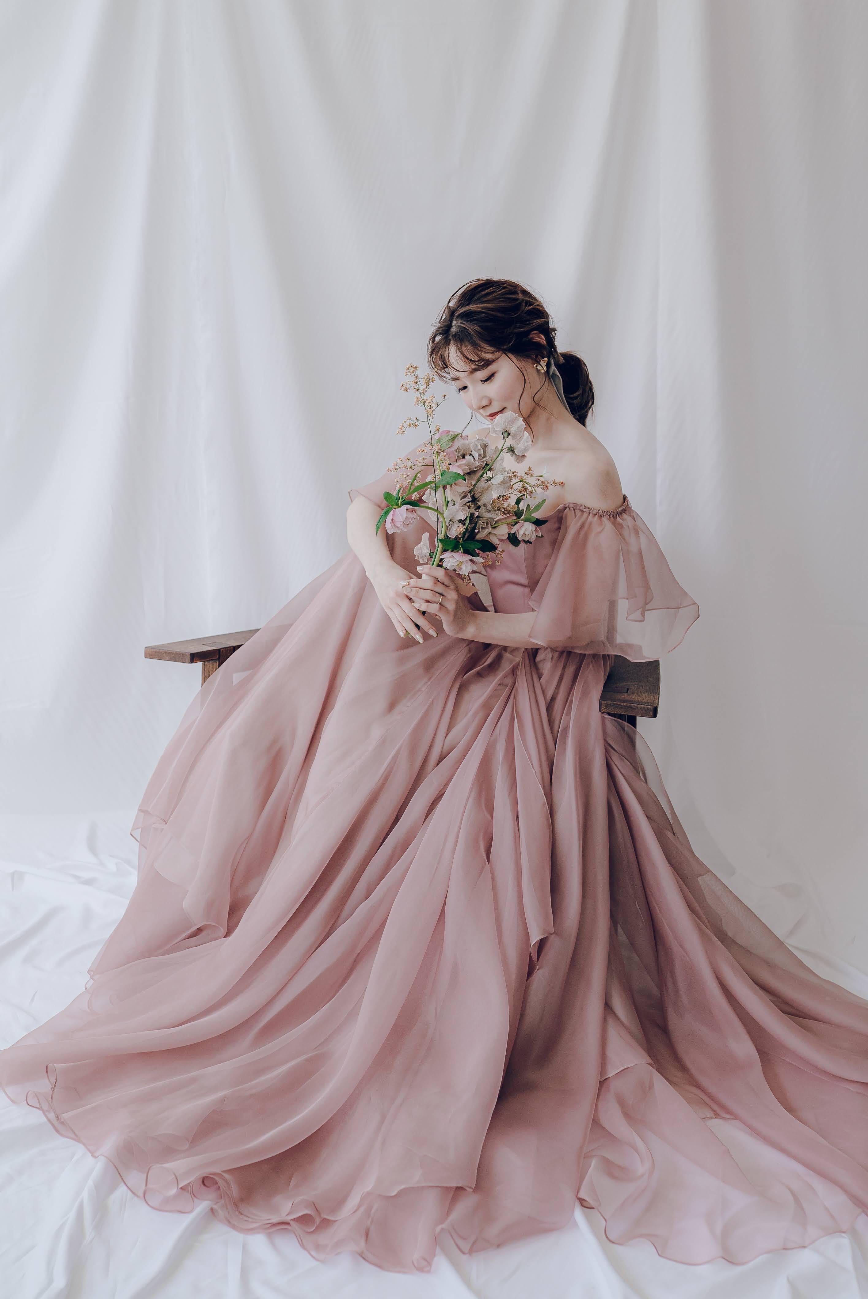 ウェディングドレス 薄ピンク カラードレス オフショル ラッフルフリル