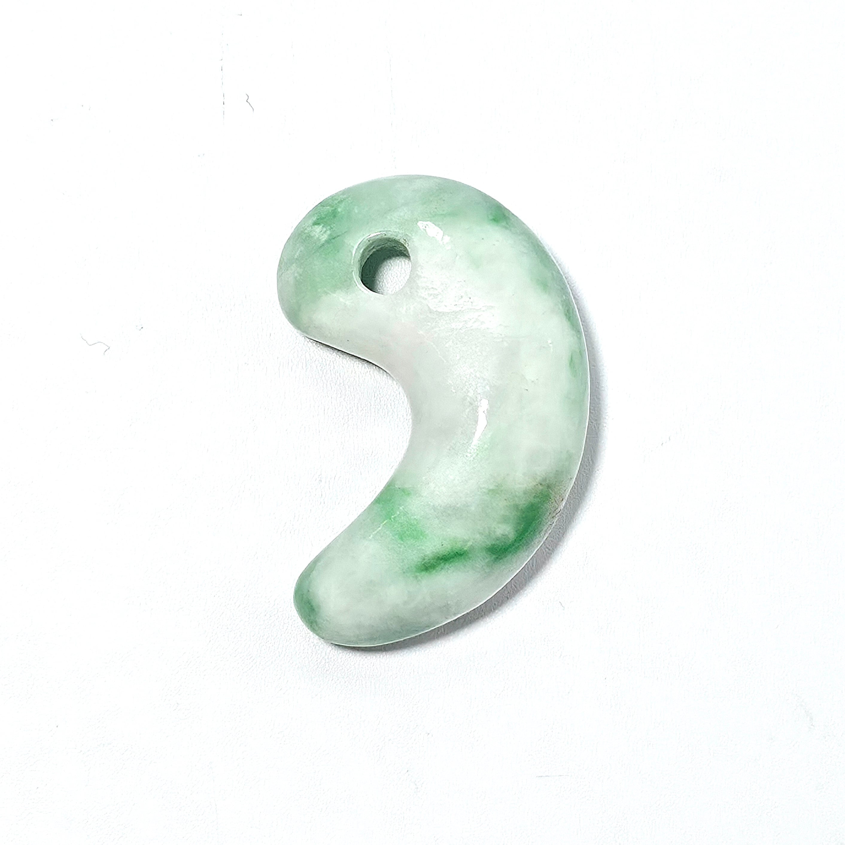 八尺瓊勾玉:大:糸魚川翡翠 BMTY0019 | 糸魚川翡翠工芸家 赤羽可行BASE