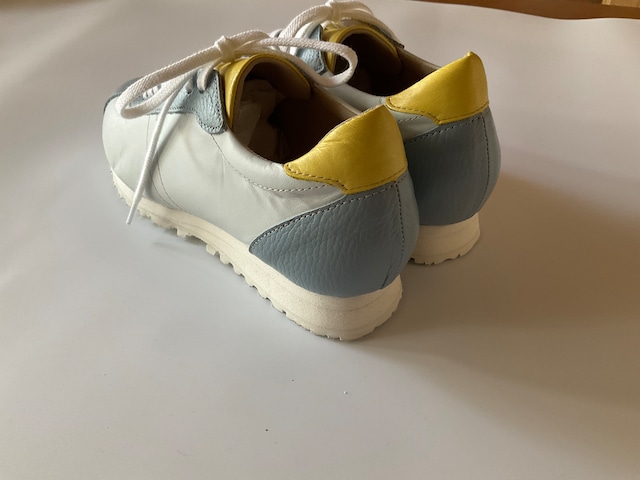 パステルブルー×レモンイエローのレトロスニーカー|レザー×春色素材