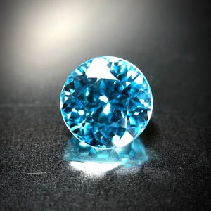 煌びやかなアイスブルーのブリリアンス 1.6ct UP 天然ブルージルコン