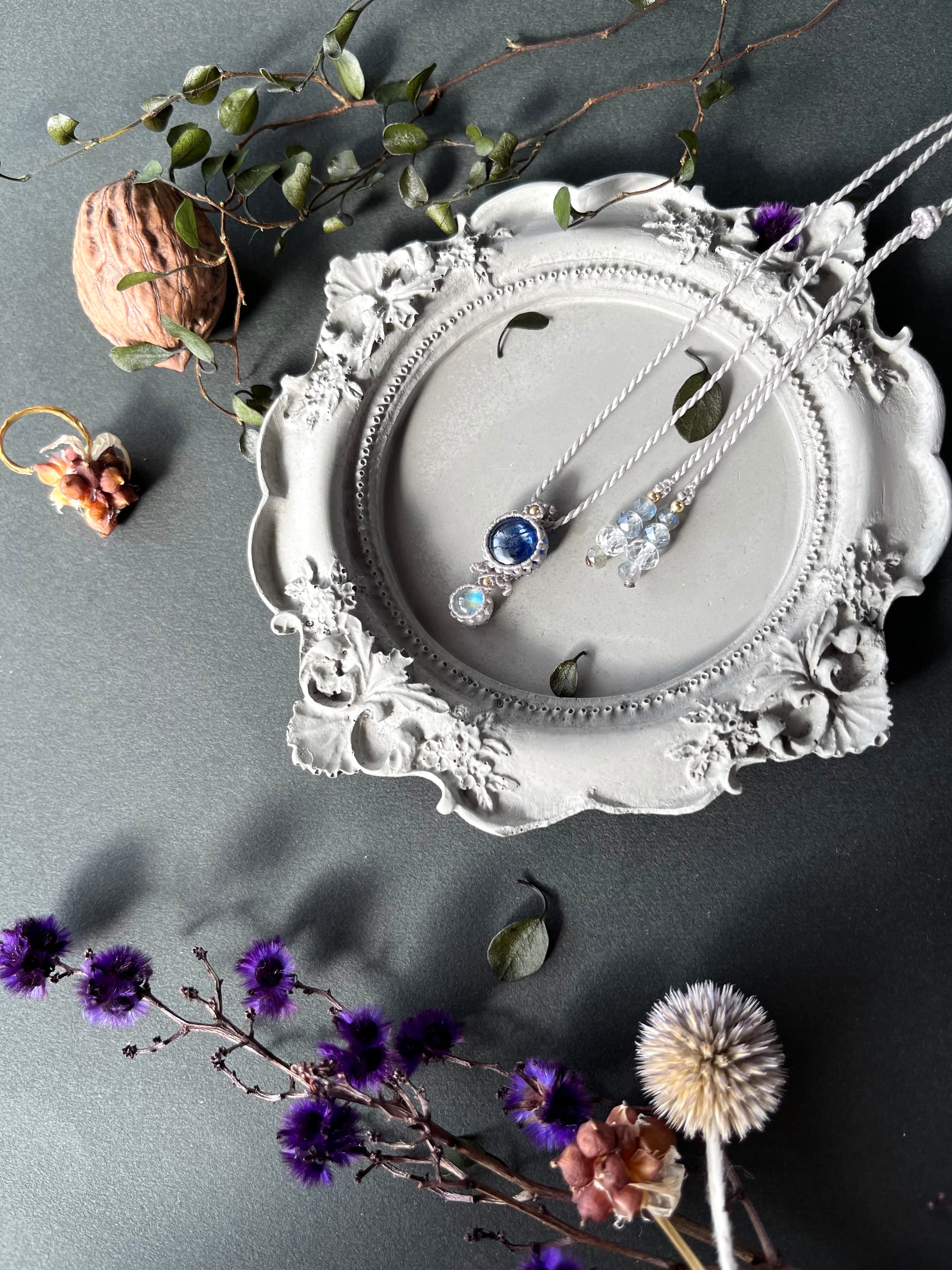 カイヤナイト＆ムーンストーン【2粒シリーズ】マクラメネックレス | Petal