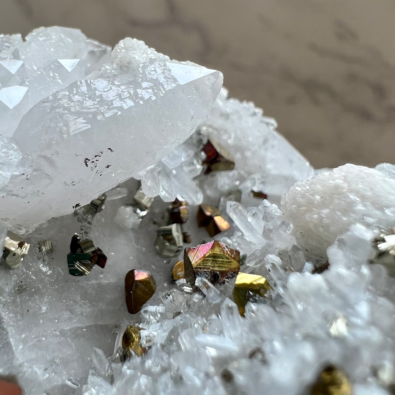 マンガノカルサイト（マンガンカルサイト）、パイライト、水晶共生の希少な原石1＊天然石＊鉱物＊天然石インテリア＊置き物