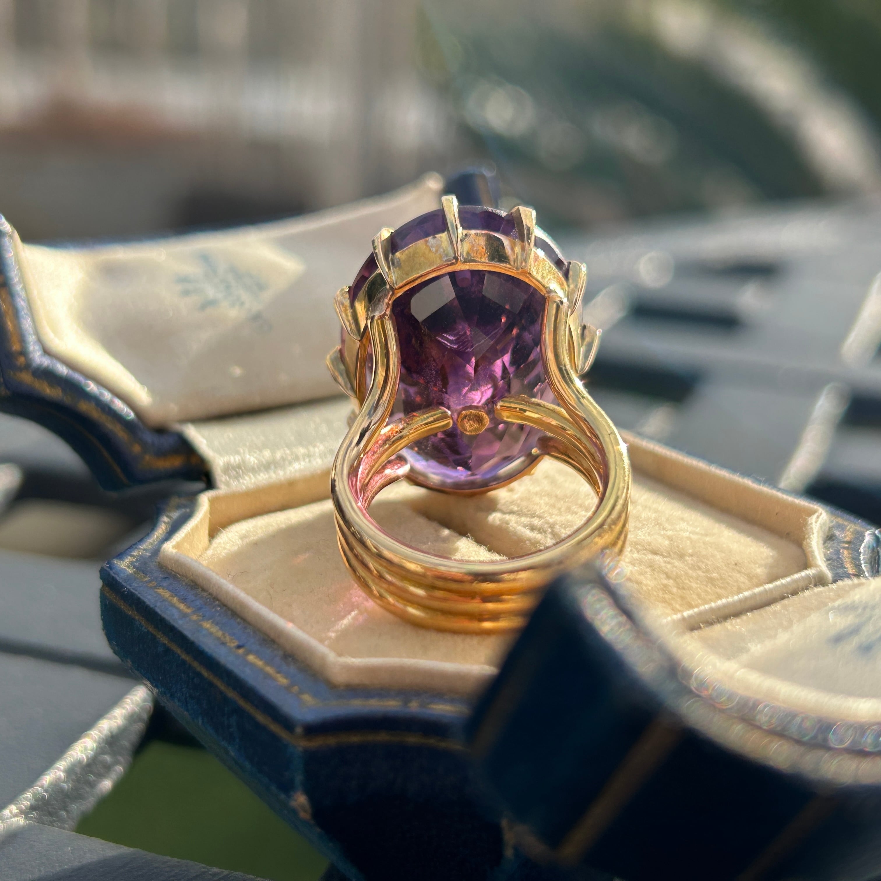欧州アンティーク　K15 大きなサイベリアンアメジスト小花添えのリング