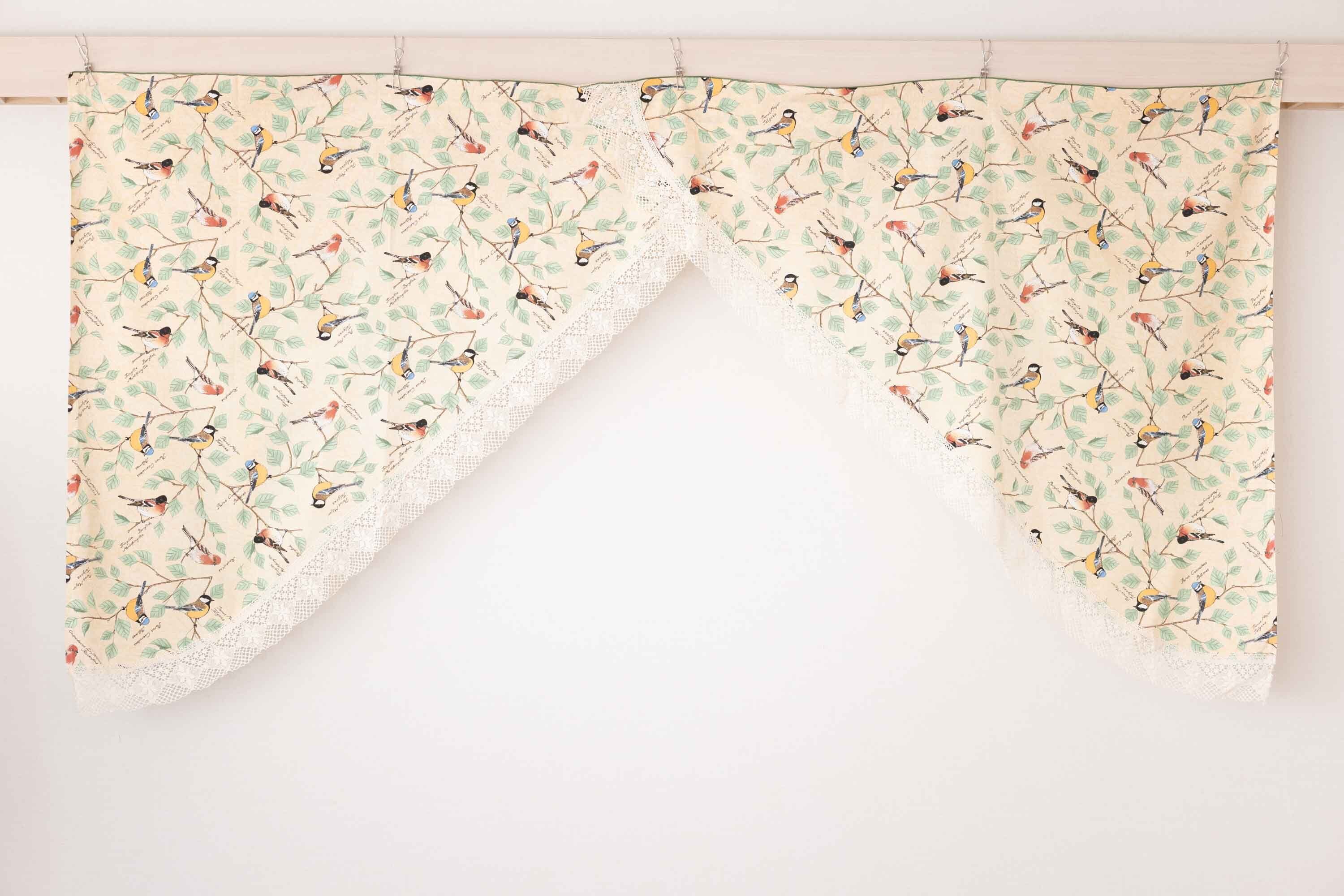大きさがありますので、サイズ対応ができます。とても素敵な小鳥模様のカーテン エストニア製