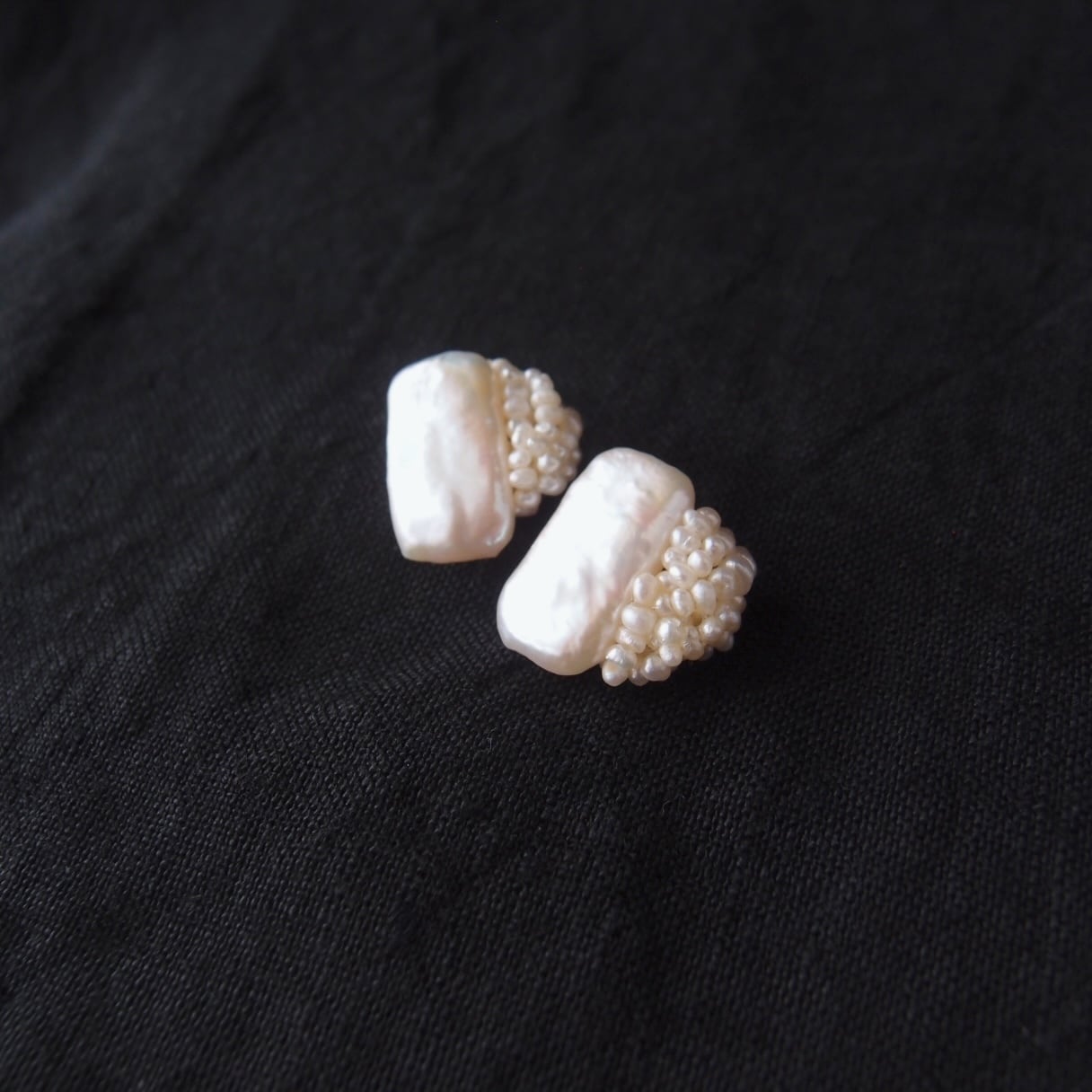 【真珠刺繍/ピアス】Rectangle × Seed Pearl Earrings/レクタングル×シードパール スタッドピアス