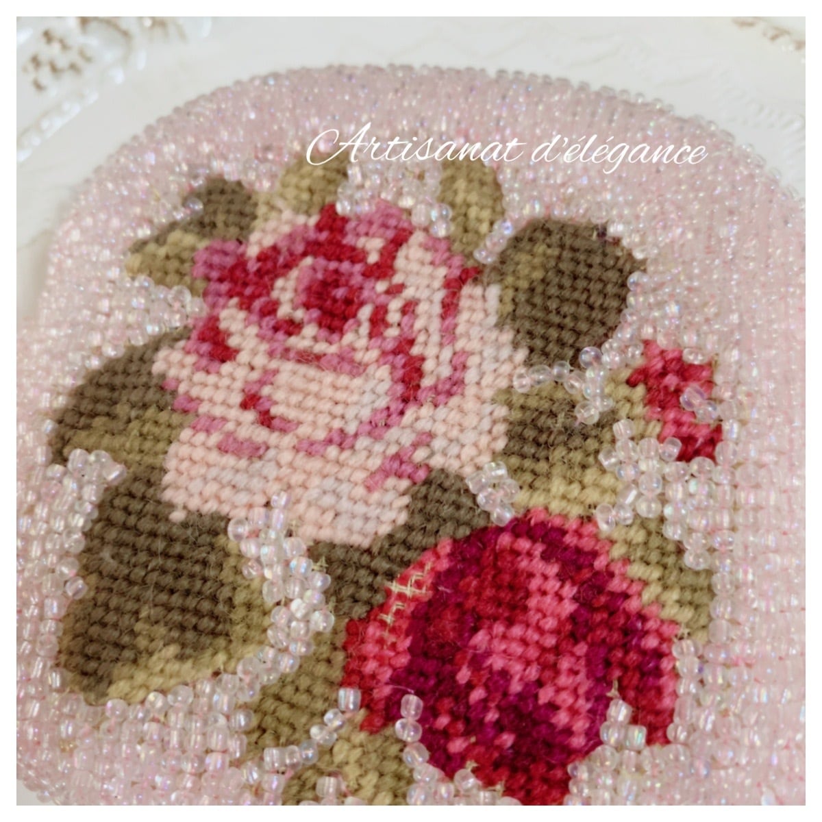 ビーズ刺繍とクロステッチ✴︎パステルピンクで薔薇の小物入れ