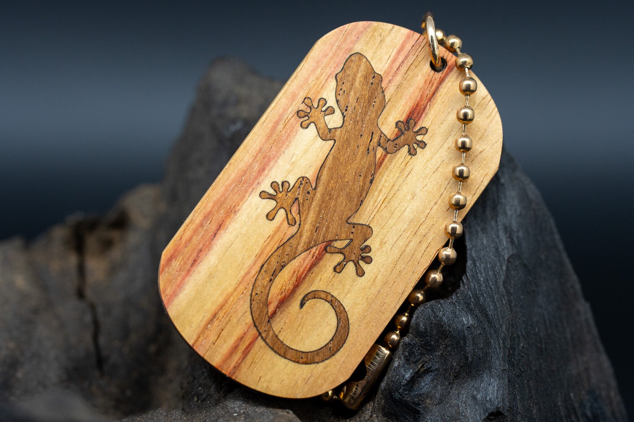 【 木材の女王】 チューリップウッド ドッグタグ 象嵌 木登りトカゲ