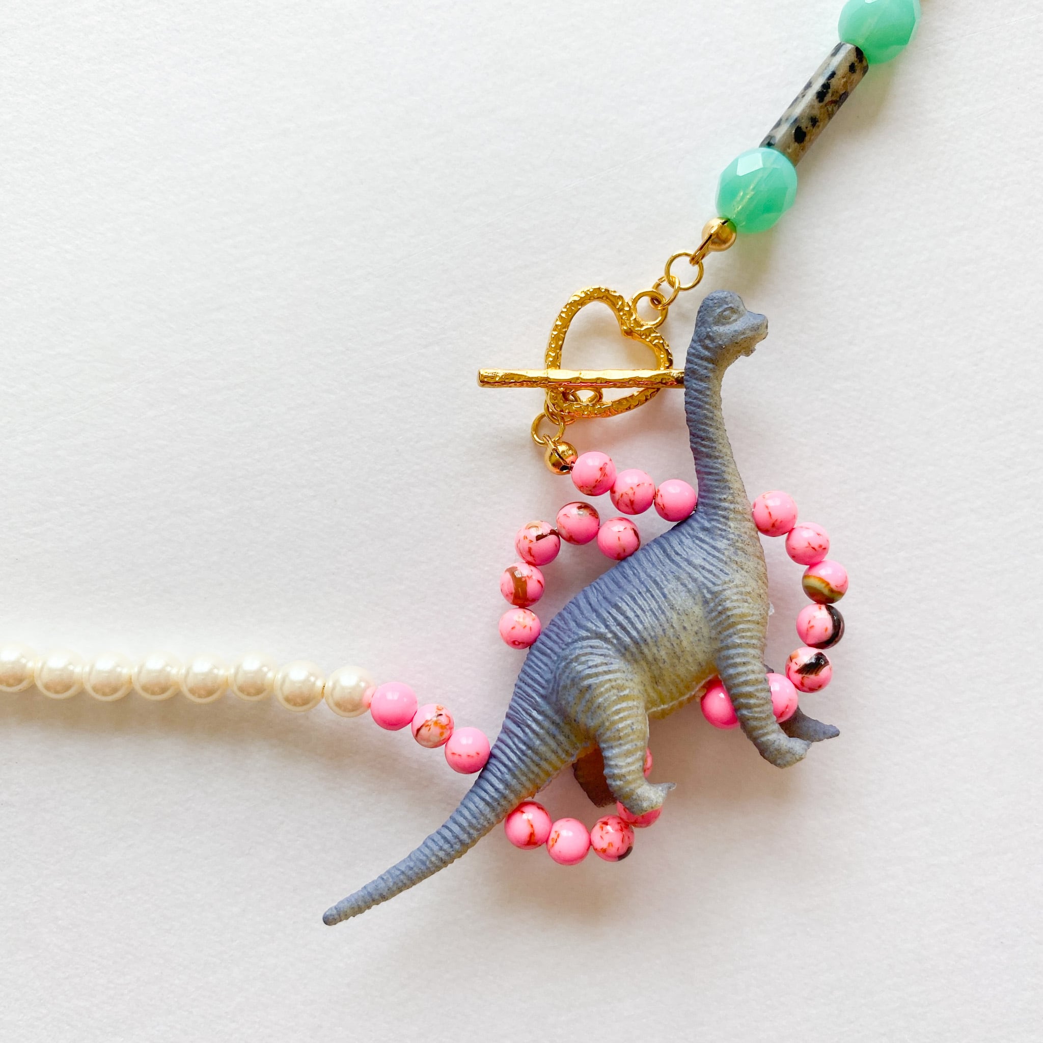 恐竜のくねくねネックレス