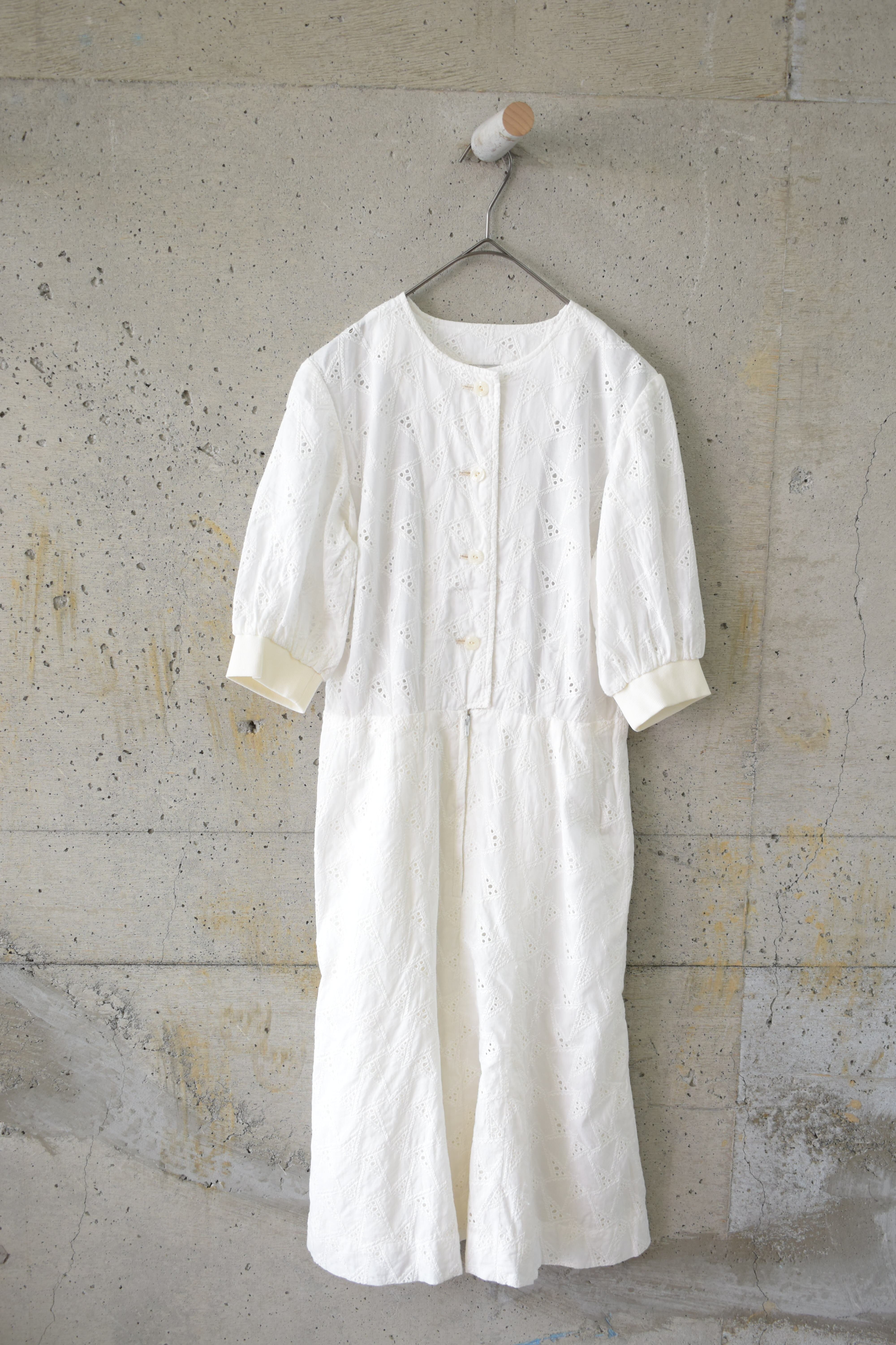 Puff-sleeve lace dress