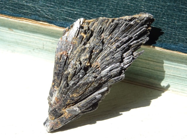 ウラル産ブラックカイヤナイト