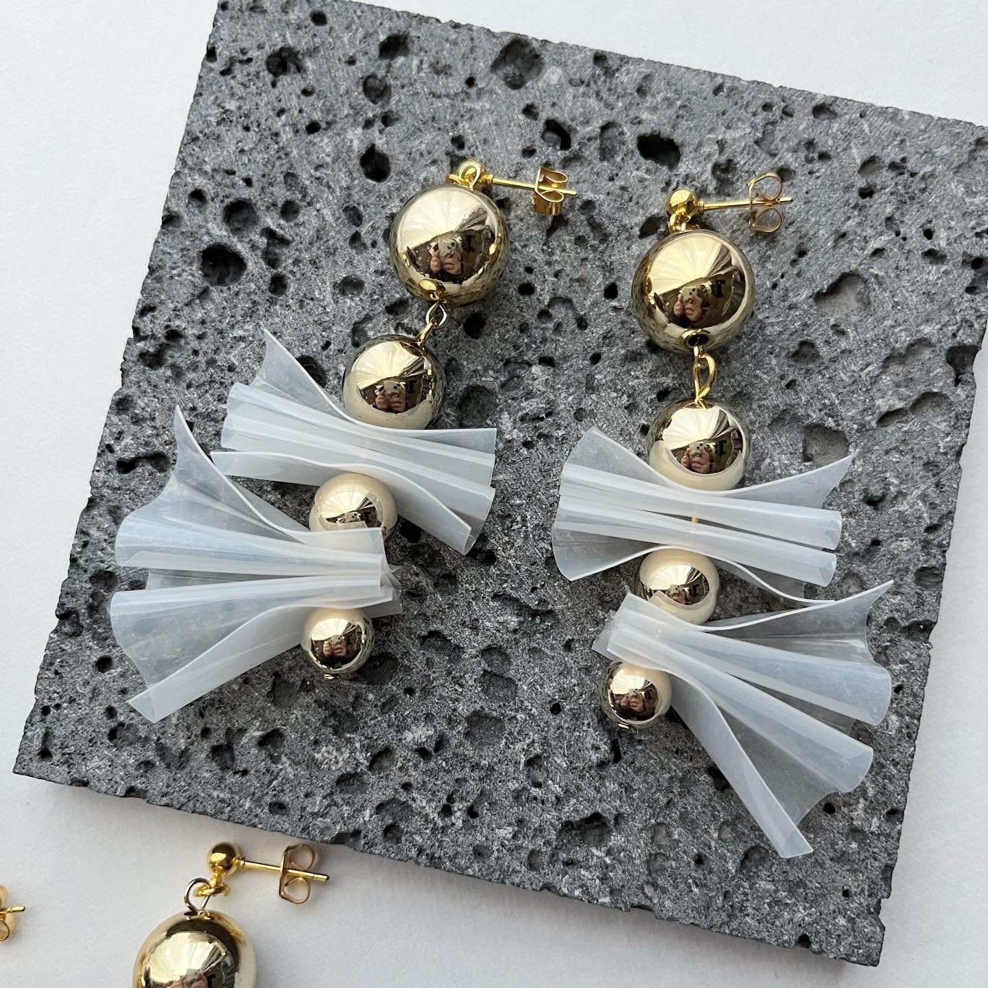 ゴールド ビーズ ひらひら リボン PVC ビニール ピアス/イヤリング