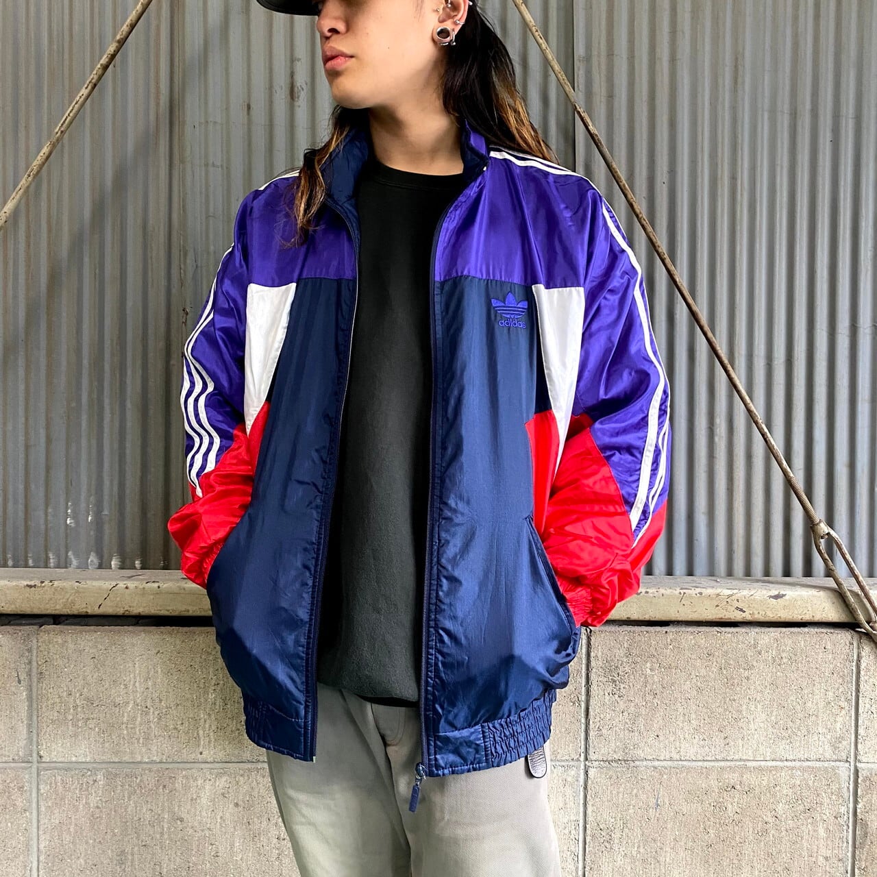 ☆新品☆adidas ナイロンジャケット メンズM 貯め シルバー 