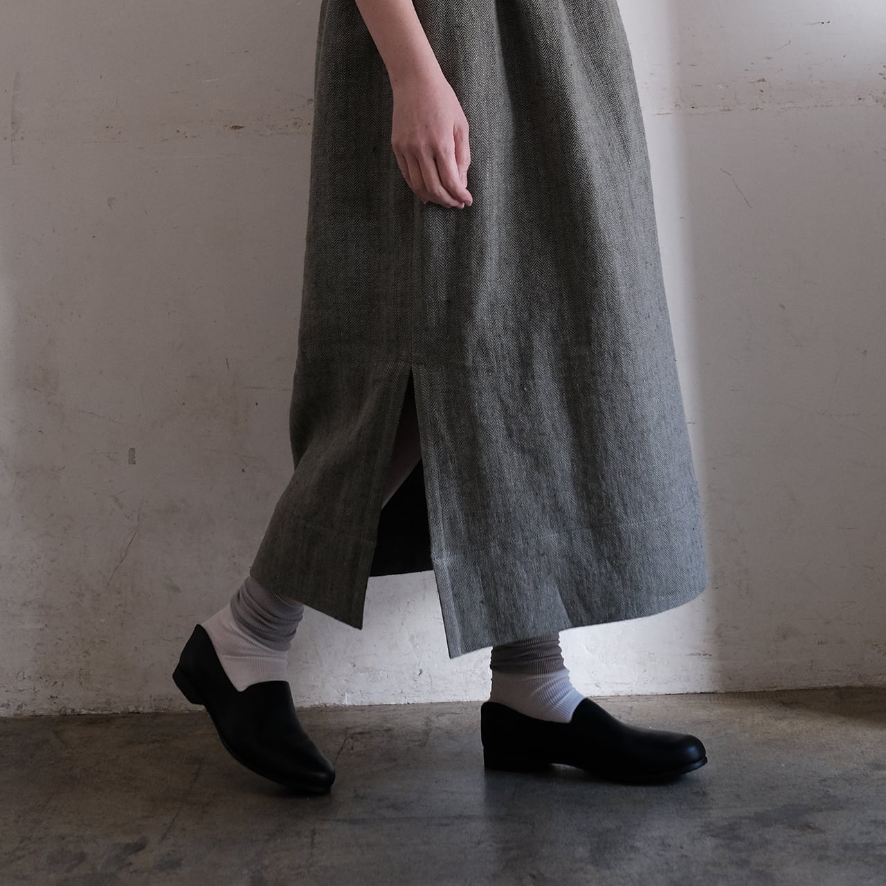 one side slit long skirt／herringbone linen〈gray×olive〉 | SALUÉ