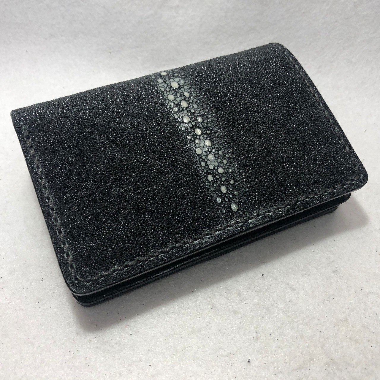 331スティングレイ エイ革（ガルーシャ）2つ折り財布 ブラック（連石 