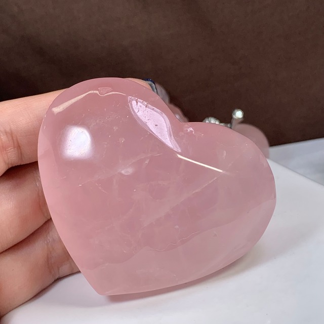 3.可愛いピンク色☆ハートローズクォーツ