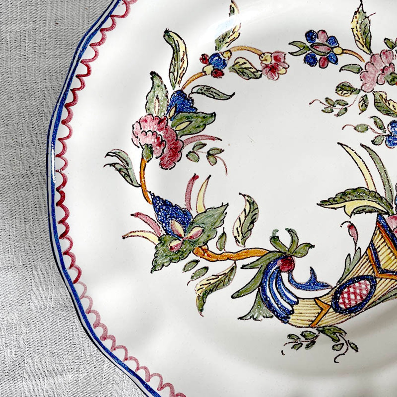 飾り皿　ハンドペイント ラフタッチの植物柄（壁掛金具付き） 12TWcz4