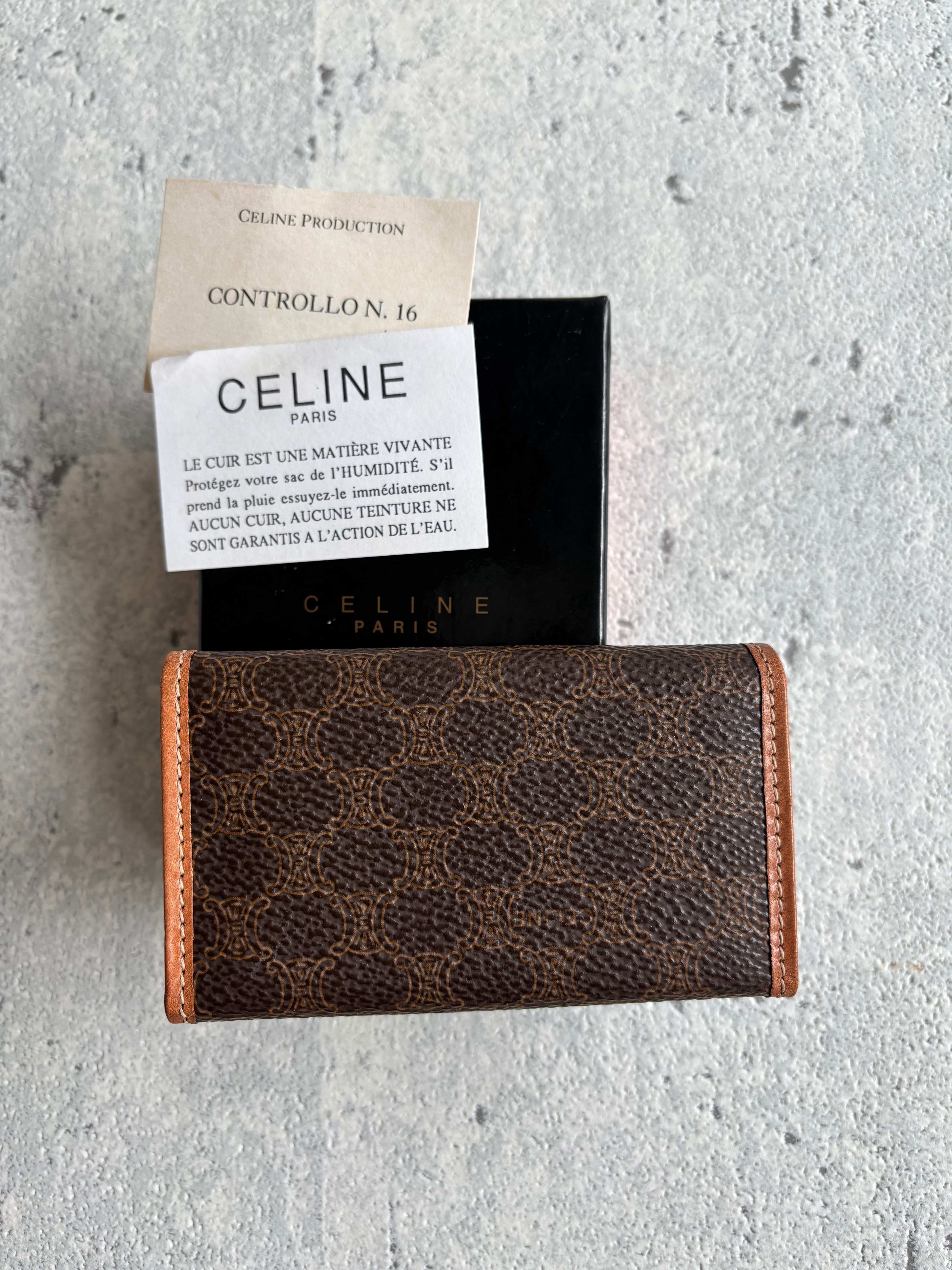 CELINE トリオンフ型押し キーケース ヌメ革② | Petit luxe Vintage
