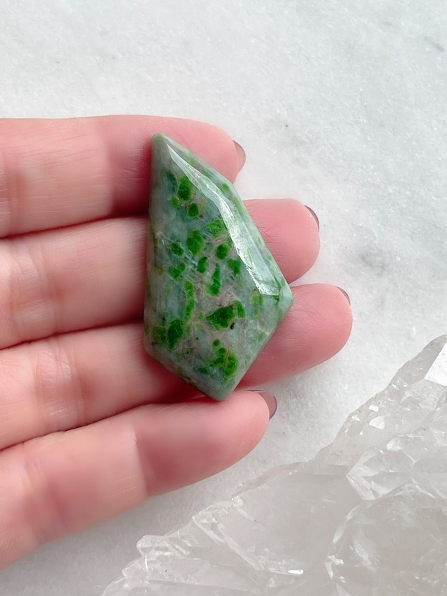 【超美石】アルペンジェイド　ルース　（翡翠様系であり、硬玉の翡翠とは異なります）8217