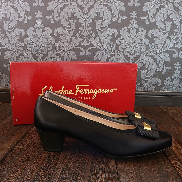 フェラガモ】新品未使用品 Ferragamo ブラックリボンゴールドスクエア