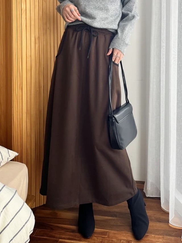 縦長すっきりシルエットが魅力のパイピングスカート
