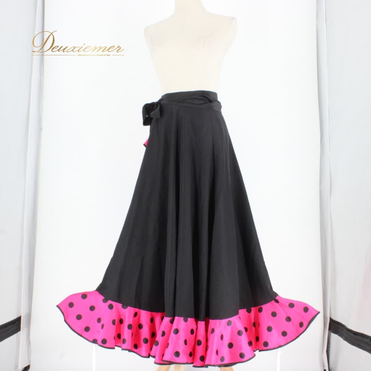 社交ダンス 衣装 スタンダード スカート レッスンウェア Fantasy ブラック系 ピンク系 巻きスカート ラップスカート 水玉 黒 ドット フリル ダンス レディース レトロ かわいい 個性派 フレア フレアスカート 踊り用 社交ダンス用 衣装用 ドット柄 モダン ピンク フレンチドット ブラック えりなし ロング丈 ミディ丈 巻き巻き ラップデザイン 巻きスカート風 簡単 コーデ 練習 競技 レッスン レディス Fantasy日本製 ポリエステル 人気 ダンスウェア スタンダード用 ドレス風