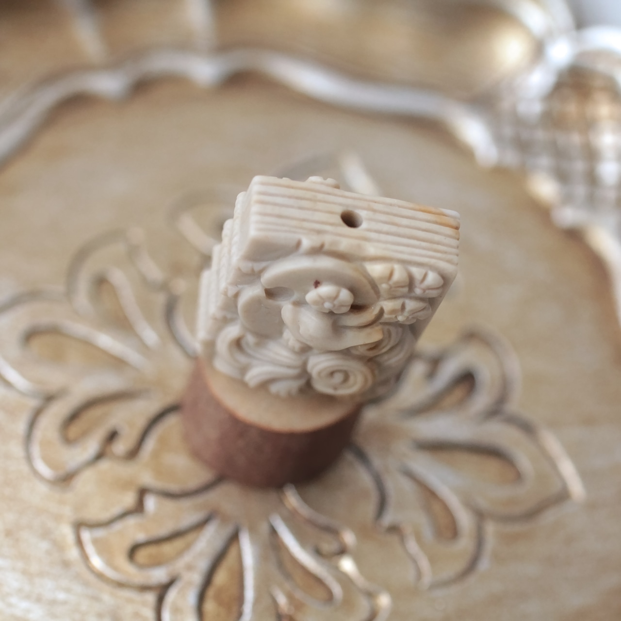 アラシャン瑪瑙 九尾彫刻 - 古書モチーフ 知恵 変化 天然石 パーツ I1003