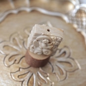 アラシャン瑪瑙 九尾彫刻 - 古書モチーフ 知恵 変化 天然石 パーツ I1003