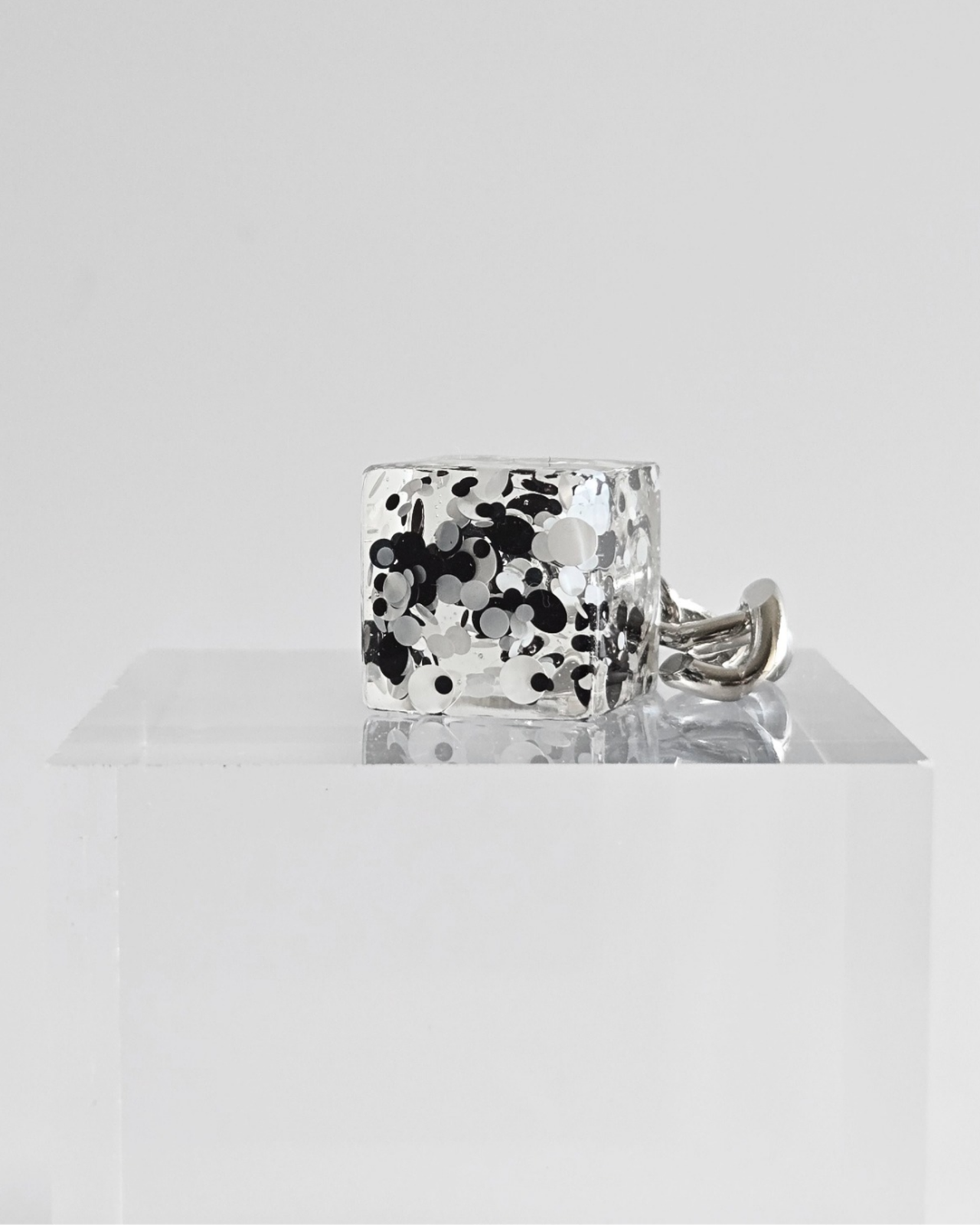 BOLD CUBE. [monotone hologram] - 4