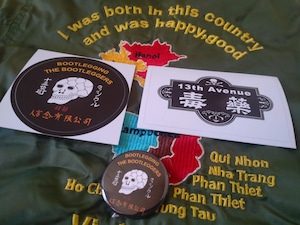 SOUVENIR STICKER & BADGE SET