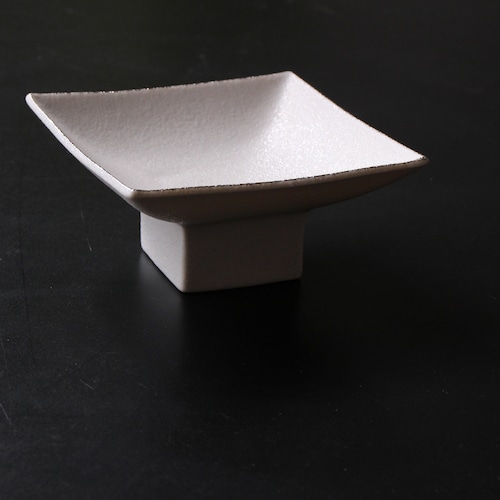 吹き白釉渕Ｐ　10㎝角高台小鉢