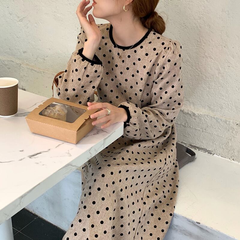 送料無料 ワンピース ミモレ丈 ロング丈 長袖 ラウンドネック パフスリーブ ドット柄 水玉 ウエストマーク Aライン フレア パイピング レトロ ガーリー フェミニン お洒落 こなれ感 大人可愛い 秋冬 春 デート お出かけ お呼ばれ お食事会 通勤 通学 オフィスカジュアル
